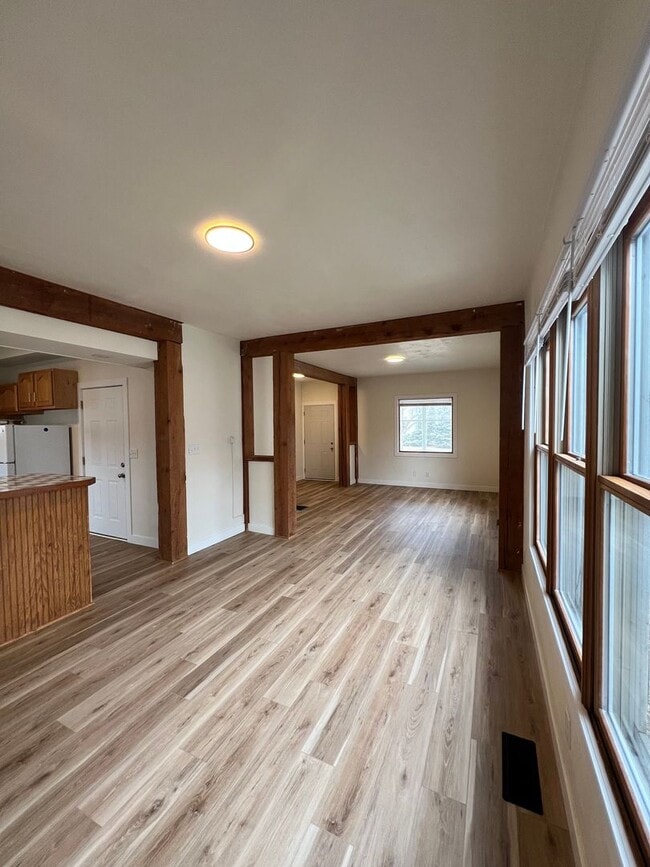 Building Photo - 835 Waugoo Ave