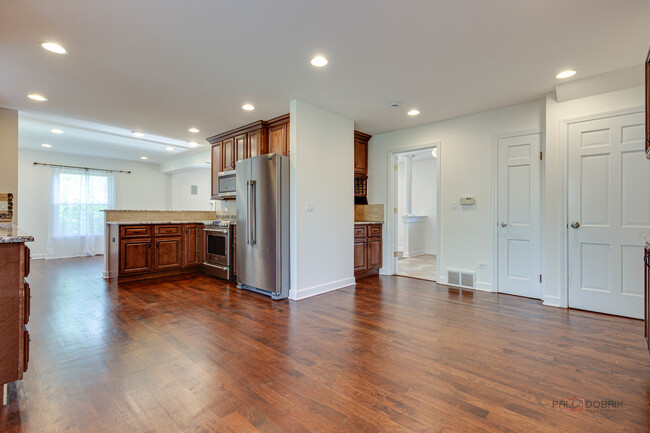 Building Photo - 813 Meadow Ln