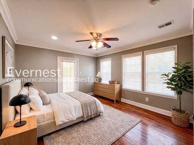 Building Photo - 5 Bed/4 Bath Home with Fenced Yard / Available Now!