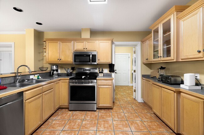 Building Photo - 402 E 64th St