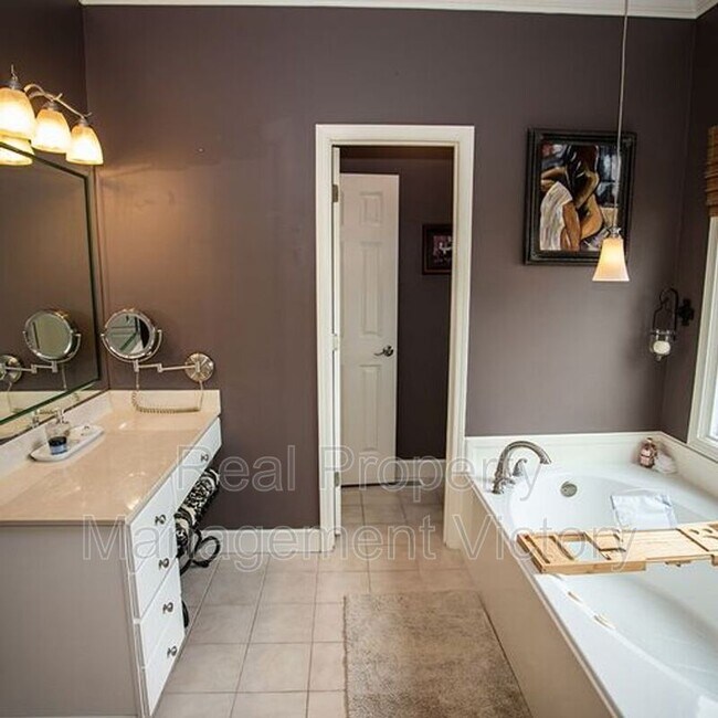 Building Photo - 1120 Shades Crest Rd