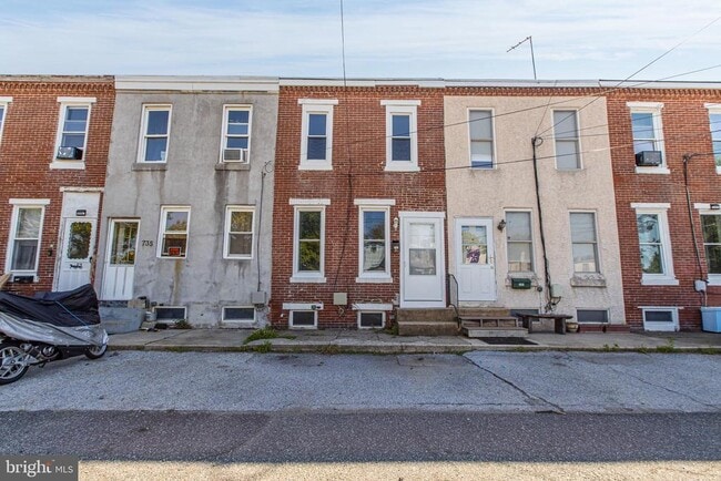 Building Photo - 733 Center St