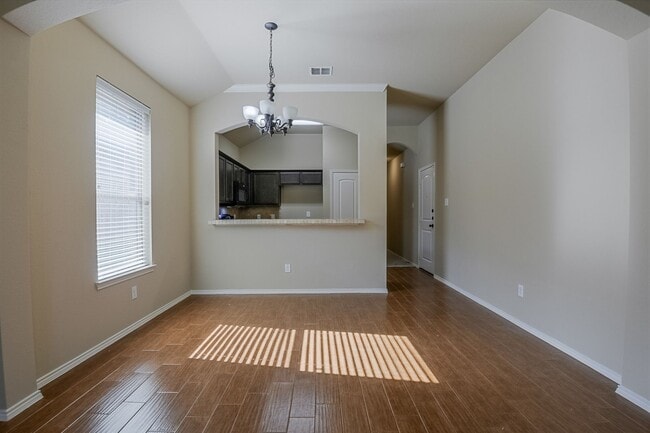 Building Photo - Available Now! Nice 3 Bedroom Townhouse lo...
