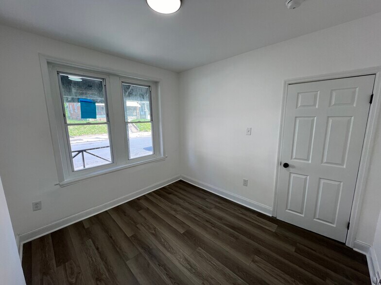 Building Photo - 921 W 3rd St