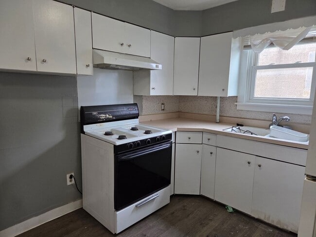 Building Photo - 2 BR/1 BA home