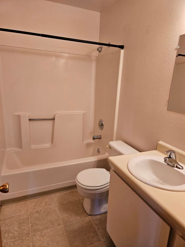 Building Photo - 1600 Fischer Ave