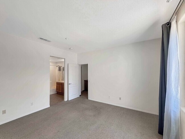Building Photo - Spacious 2B/2.5BA Tri-Level Townhouse w/ 2...