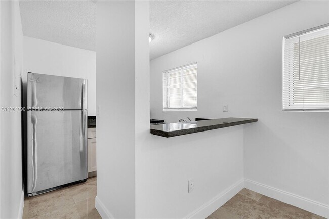 Building Photo - 12101 NE 6th Ave