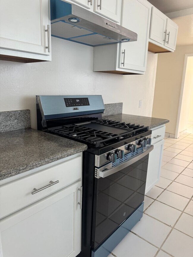 Building Photo - NE 4 bedroom home by Bakersfield College