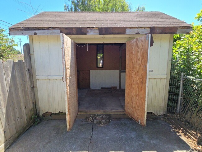 Building Photo - 4BD/2BA Eureka home close to schools, medical services