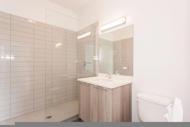 Building Photo - 932 W Dakin St