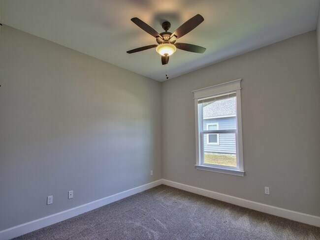 Building Photo - 102 Churchill Dr