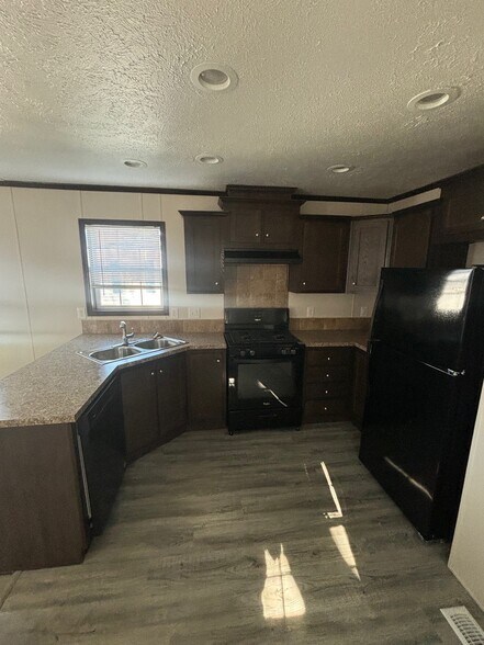 Building Photo - 831 N Pontiac Trail