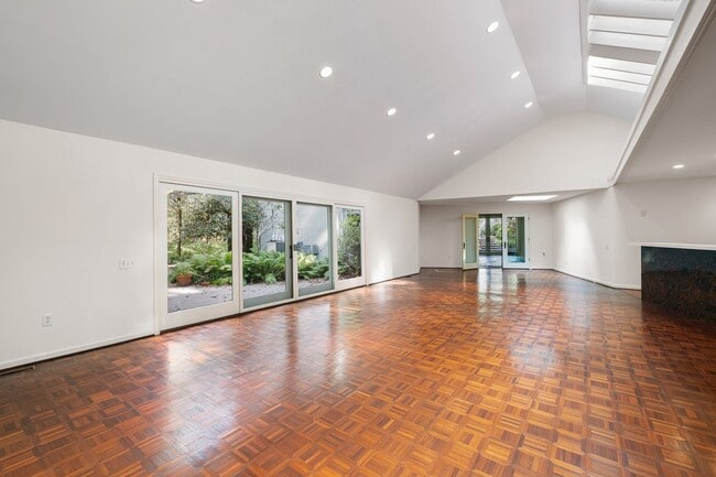 Building Photo - Mid Centurty Modern Home