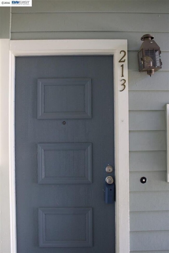 Building Photo - $2990 / 2 BR GORGEOUS REMODELED MEADOWBROO...