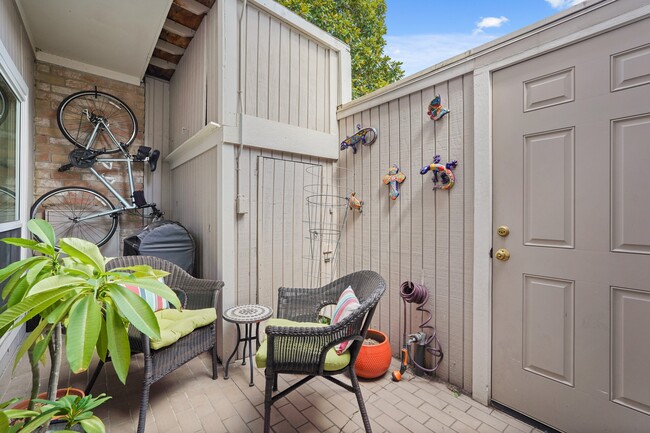 Building Photo - 2236 S Piney Point Rd