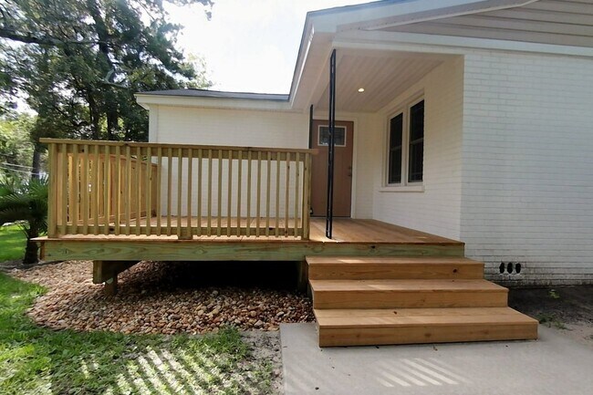 Building Photo - 813 N Spair St