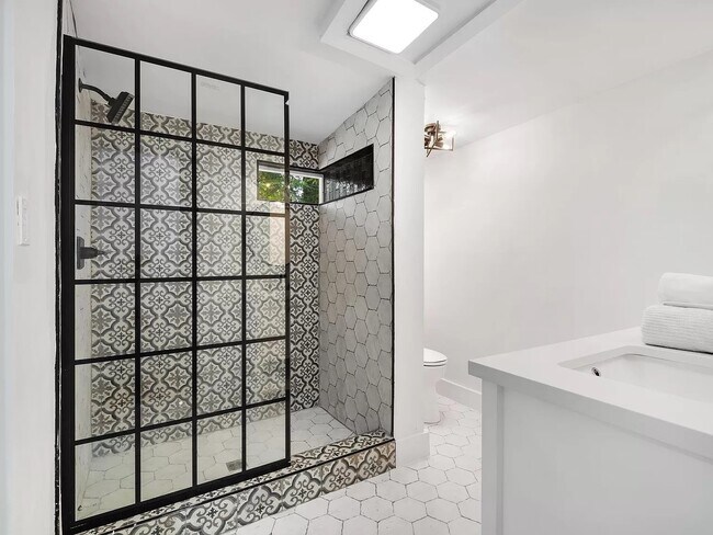 Main Bathroom 2 - 2912 Gerald Dr