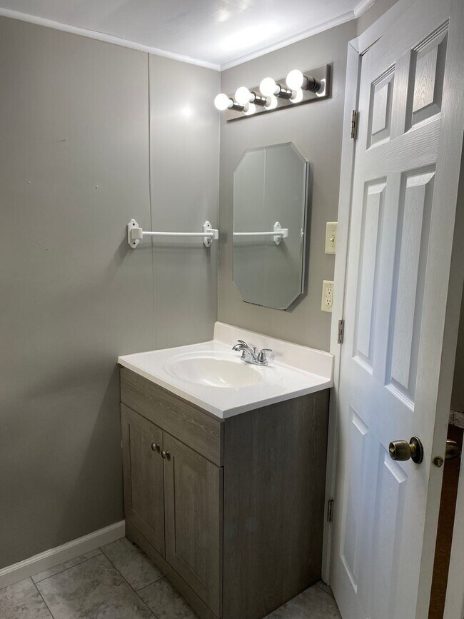 Building Photo - 2 BEDROOM LAKE HOUSE!