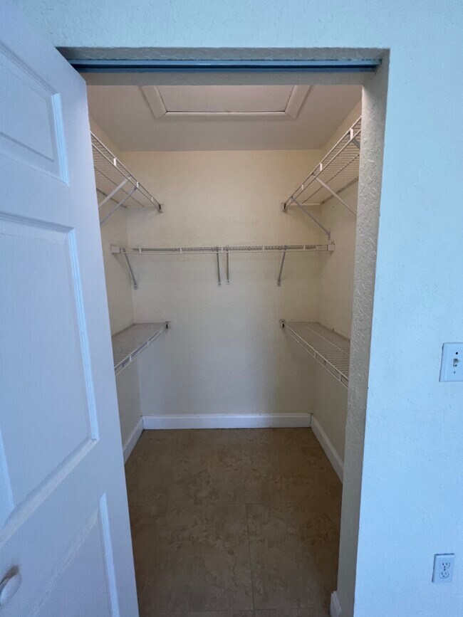 Building Photo - 2803 N Oakland Forest Dr