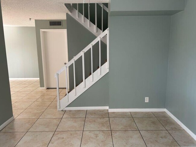 Building Photo - 2211 White Pine Cir