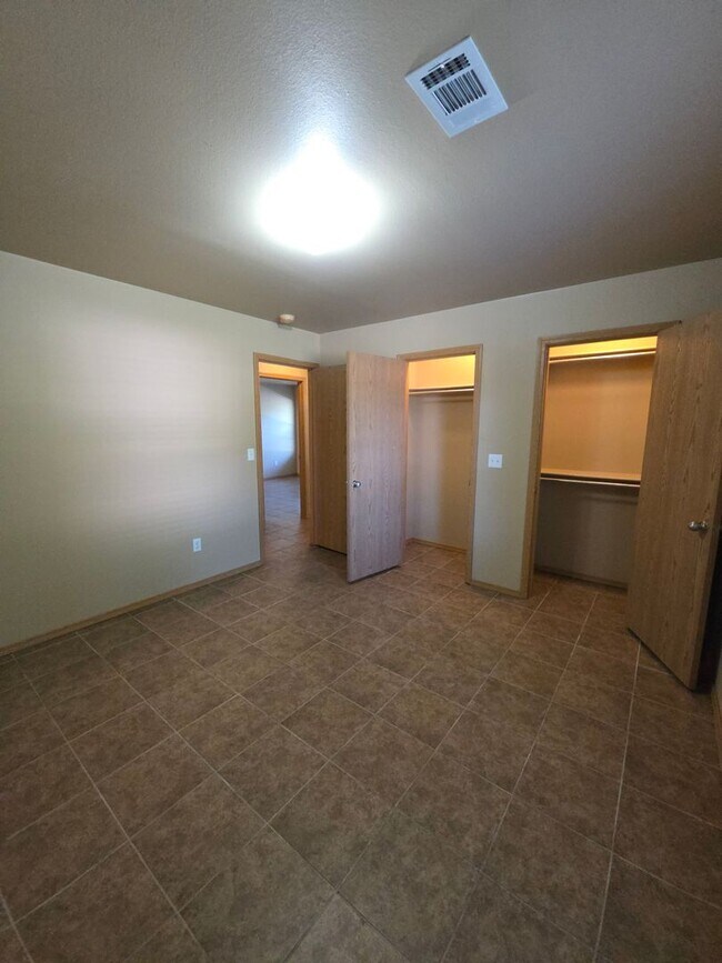 Building Photo - 619 Resimont Dr