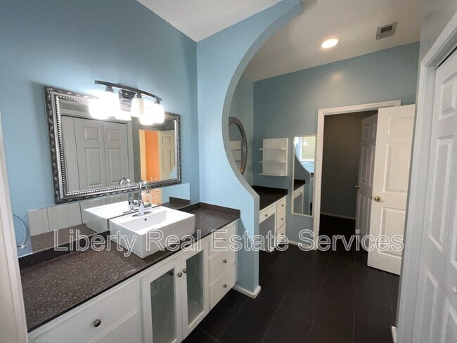 Building Photo - 380 Tremain Dr