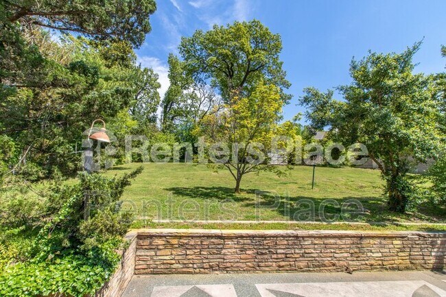 Building Photo - 3315 S Lewis Ave