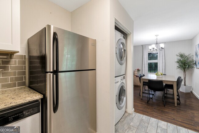 Building Photo - 240 Lake Dr