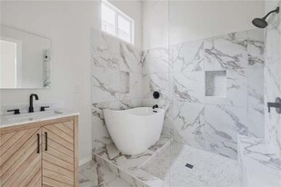 Building Photo - 2404 Ursulines Ave