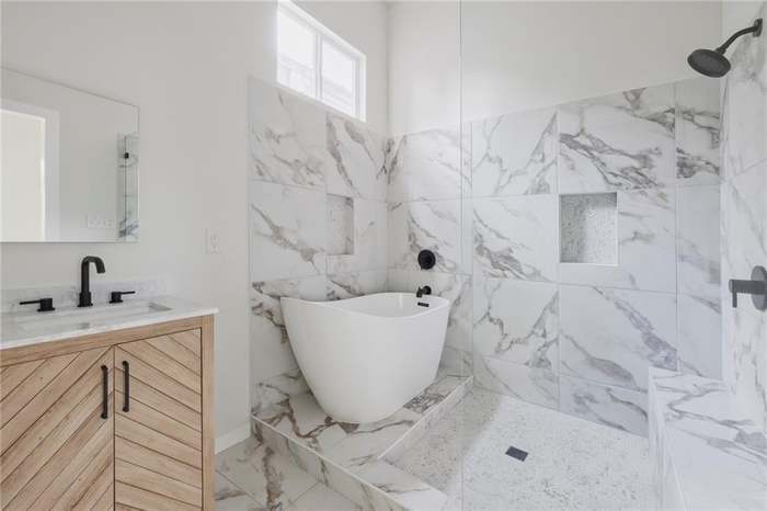 Primary Photo - 2404 Ursulines Ave