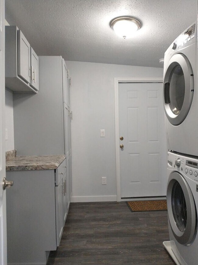 Building Photo - 202 1/2 Cedar