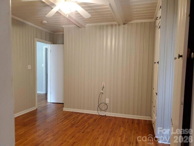 Building Photo - 1506 Wayside Dr