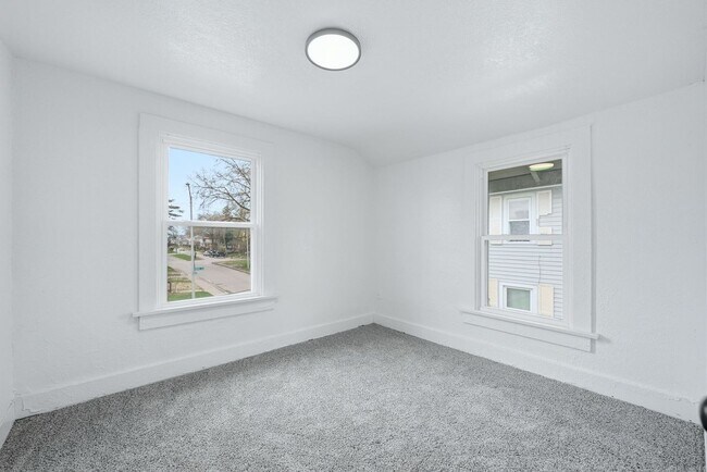 Building Photo - Updated 3BR with Fresh Finishes