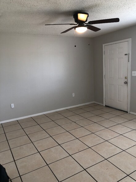 Building Photo - 713 S Daytona Ave