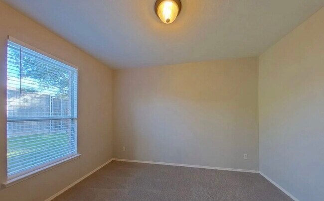 Building Photo - Charming 4-Bedroom Home with Modern Comforts & Spacious Living