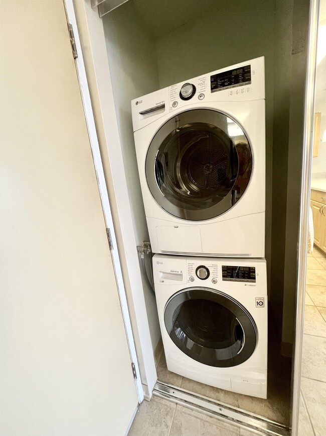 Building Photo - 2140 Kuhio Ave.