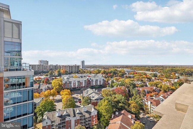 Building Photo - 8220 Crestwood Heights Dr