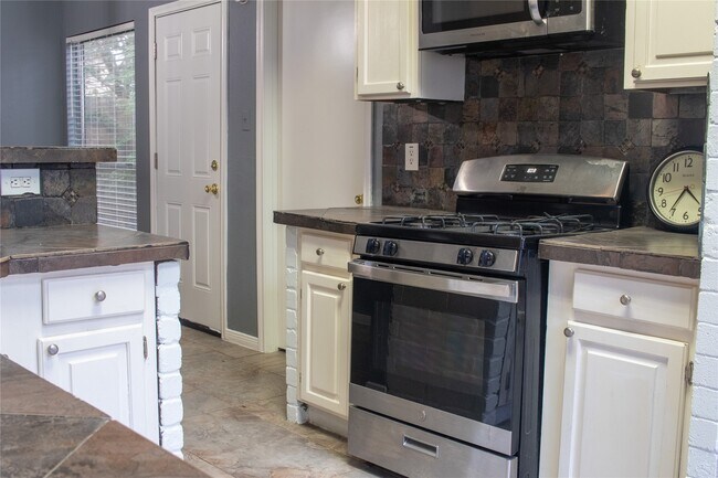 Building Photo - 13106 Hollowcreek Park Dr