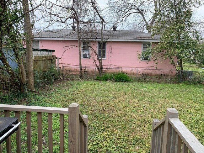 Building Photo - 3 Bedroom 1 Bath House - West Ashley - Cha...