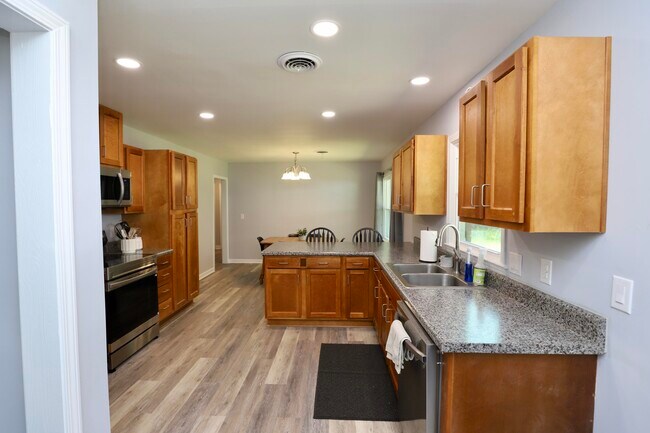Building Photo - 6 Hilliard Dr