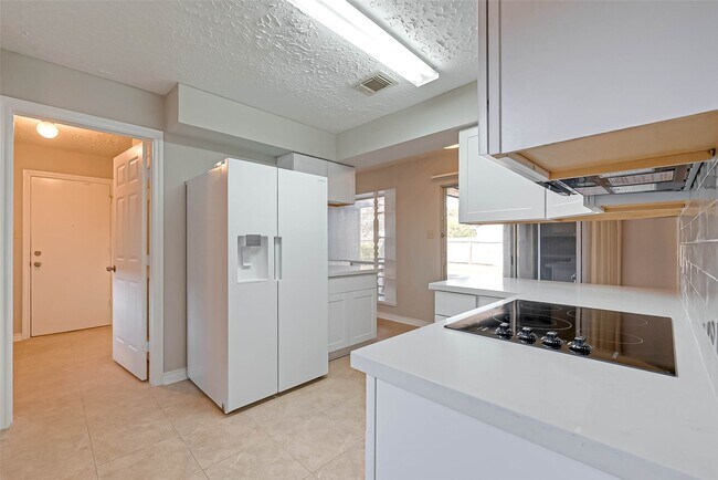 Building Photo - 22610 Deville Dr
