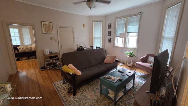 Building Photo - 2 bedroom - Duplex for RENT  Move in Nov 1st