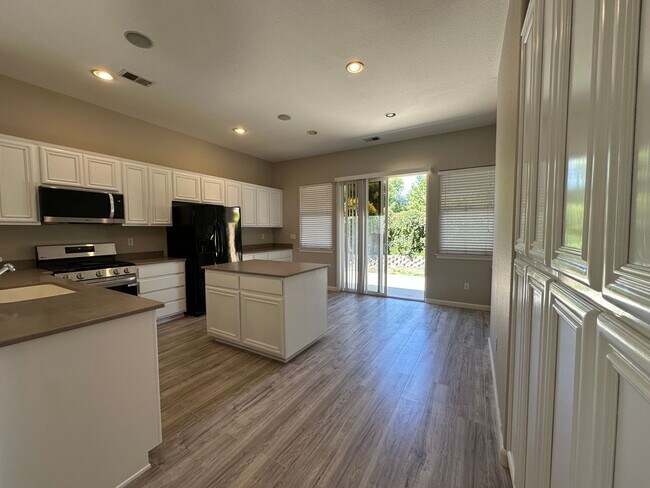 Building Photo - Cute single story home with 3 bedrooms, 2 ...