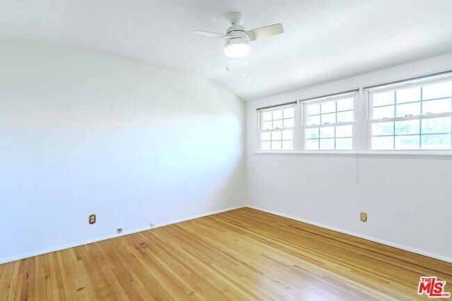 Building Photo - 837 Stephen Rd