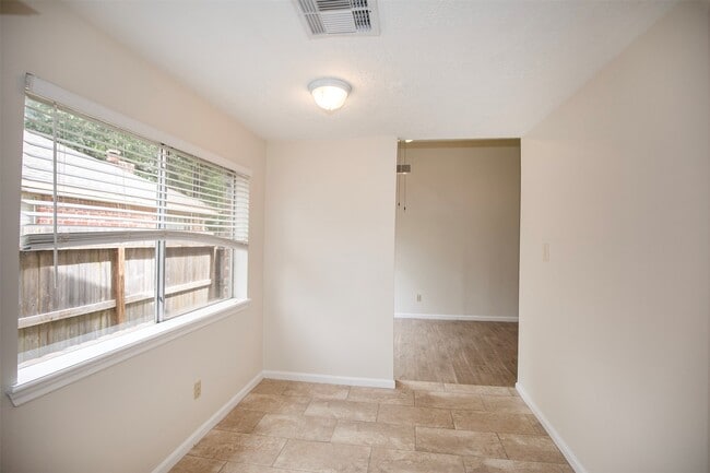 Building Photo - 15106 Silverman St