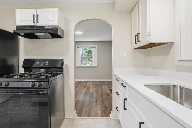 Building Photo - 624 Elm Dr