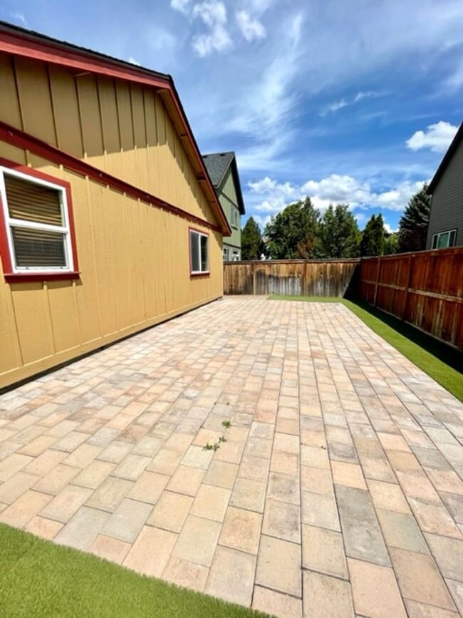 Building Photo - Single level home in NE Bend, close to sho...