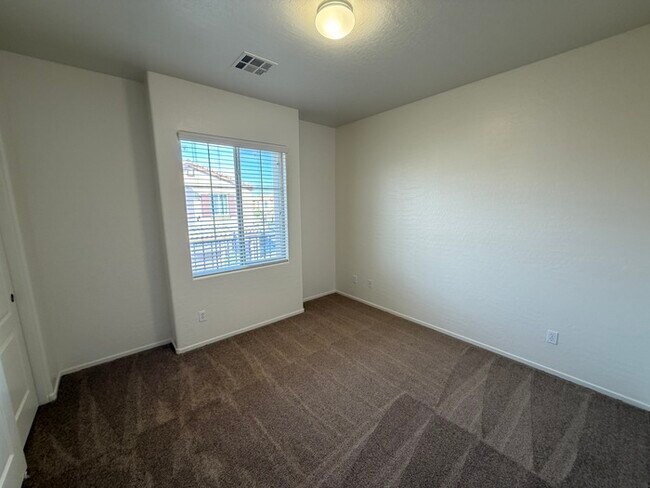 Building Photo - Carry Over Showing: This property has been shown before and will be rented to the first most qual...