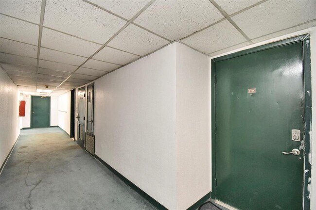Building Photo - 2820 S Bartell Dr